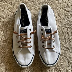 White and navy Sperry sneaker boat shoes ￼